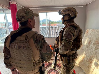 Polícia cerca o Litoral: 69 mandados para caçar traficantes e ladrões no verão Imagem referente a Polícia cerca o Litoral: 69 mandados para caçar traficantes e ladrões no verão