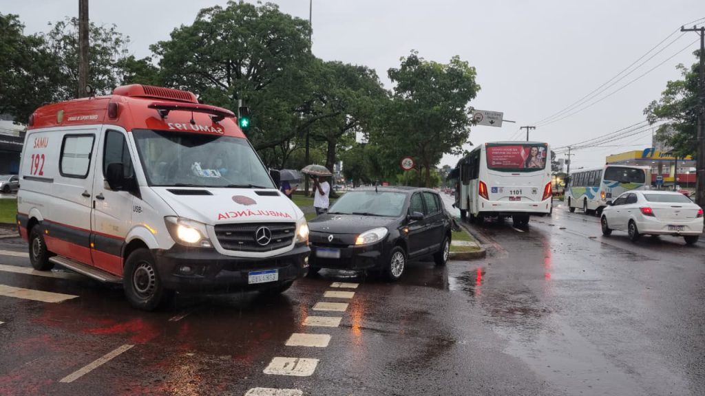 Ônibus e Sandero se envolvem em acidente de trânsito na Avenida Tancredo Neves Ônibus e Sandero se envolvem em acidente de trânsito na Avenida Tancredo Neves