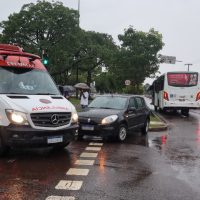Imagem referente a Ônibus e Sandero se envolvem em acidente de trânsito na Avenida Tancredo Neves