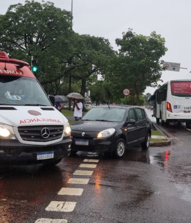 Imagem referente a Ônibus e Sandero se envolvem em acidente de trânsito na Avenida Tancredo Neves
