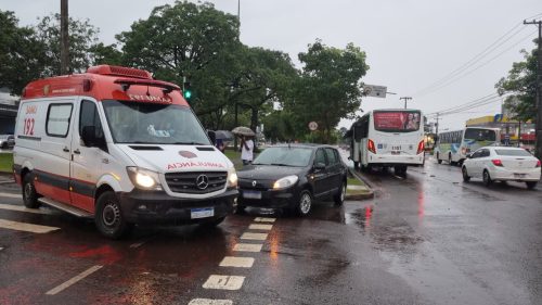 Ônibus e Sandero se envolvem em acidente de trânsito na Avenida Tancredo Neves Imagem referente a Ônibus e Sandero se envolvem em acidente de trânsito na Avenida Tancredo Neves