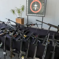 Polícia do Rio prende 12 pessoas em operação contra Comando Vermelho Imagem referente a Polícia do Rio prende 12 pessoas em operação contra Comando Vermelho