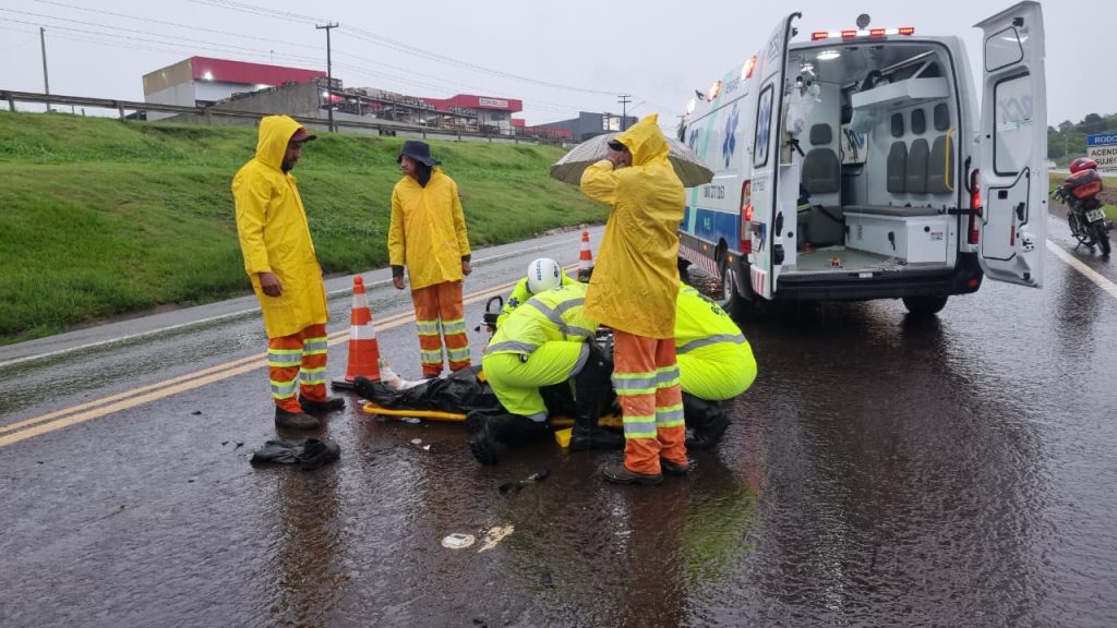Motociclista fica ferido após colisão traseira na BR-277 em Cascavel Motociclista fica ferido após colisão traseira na BR-277 em Cascavel