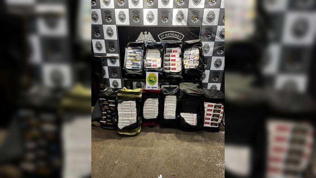 Cinco passageiros caem no contrabando: cigarro paraguaio apreendido em Corbélia Cinco passageiros caem no contrabando: cigarro paraguaio apreendido em Corbélia