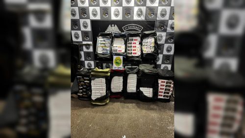 Cinco passageiros caem no contrabando: cigarro paraguaio apreendido em Corbélia Cinco passageiros caem no contrabando: cigarro paraguaio apreendido em Corbélia