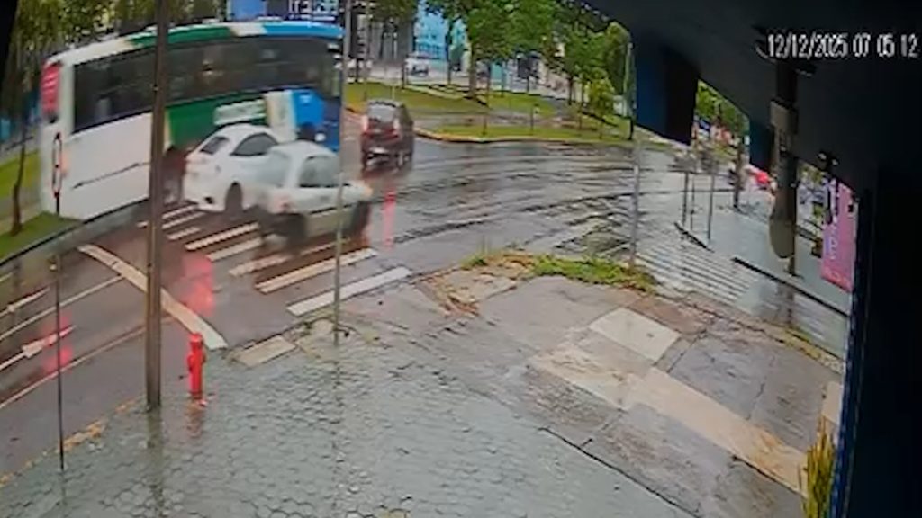 Câmera flagra Sandero fazendo conversão irregular e causando acidente com ônibus na Avenida Tancredo Neves Câmera flagra Sandero fazendo conversão irregular e causando acidente com ônibus na Avenida Tancredo Neves