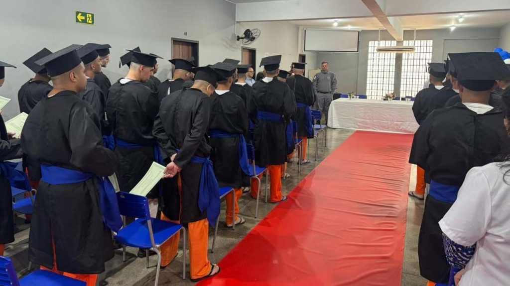 Polícia Penal realiza formatura de 92 estudantes custodiados na PIMP-UP, em Cascavel Polícia Penal realiza formatura de 92 estudantes custodiados na PIMP-UP, em Cascavel