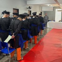 Polícia Penal realiza formatura de 92 estudantes custodiados na PIMP-UP, em Cascavel Imagem referente a Polícia Penal realiza formatura de 92 estudantes custodiados na PIMP-UP, em Cascavel