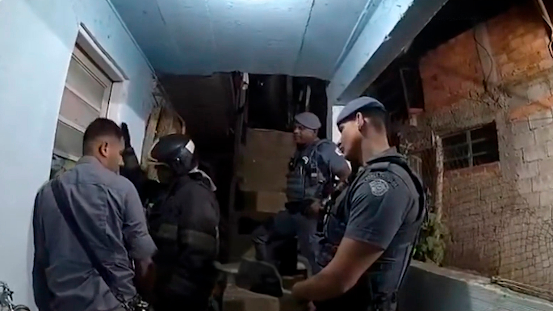 Mulher provoca explosão em tentativa de suicídio e deixa policiais e bombeiros feridos