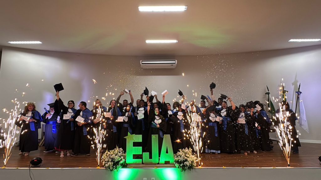 Formatura da Educação de Jovens e Adultos celebra retomada dos estudos e histórias de superação em Cascavel Formatura da Educação de Jovens e Adultos celebra retomada dos estudos e histórias de superação em Cascavel