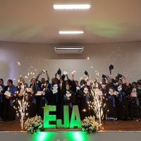 Formatura da Educação de Jovens e Adultos celebra retomada dos estudos e histórias de superação em Cascavel Imagem referente a Formatura da Educação de Jovens e Adultos celebra retomada dos estudos e histórias de superação em Cascavel