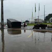 Carreta se solta de caminhão e assusta motoristas no trevo de Beltrão Imagem referente a Carreta se solta de caminhão e assusta motoristas no trevo de Beltrão