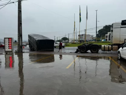 Carreta se solta de caminhão e assusta motoristas no trevo de Beltrão Imagem referente a Carreta se solta de caminhão e assusta motoristas no trevo de Beltrão