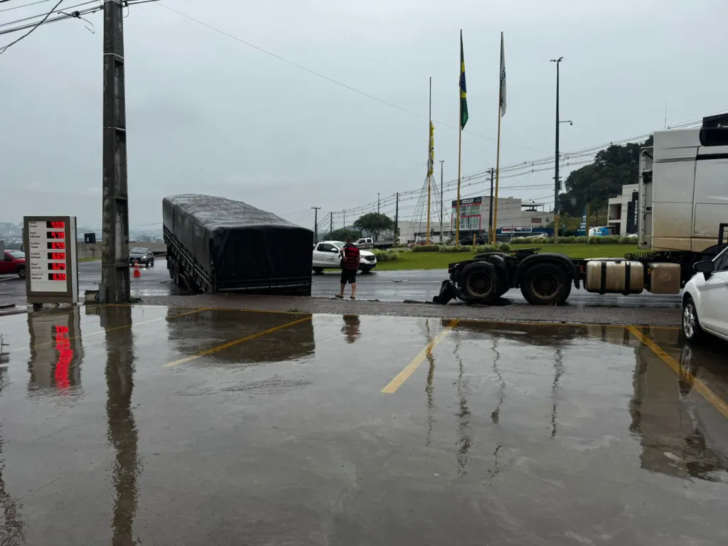 Carreta se solta de caminhão e assusta motoristas no trevo de Beltrão Carreta se solta de caminhão e assusta motoristas no trevo de Beltrão