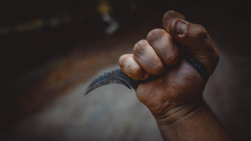 Adolescente mata pai com facada no peito onde ele tinha tatuagem com o nome do filho Adolescente mata pai com facada no peito onde ele tinha tatuagem com o nome do filho