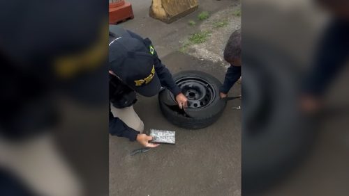 PRF apreende Renegade com estepe recheado de iPhones 17 Pro Max PRF apreende Renegade com estepe recheado de iPhones 17 Pro Max