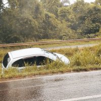 Scenic sai da pista em acidente na BR-163, em Cascavel Imagem referente a Scenic sai da pista em acidente na BR-163, em Cascavel