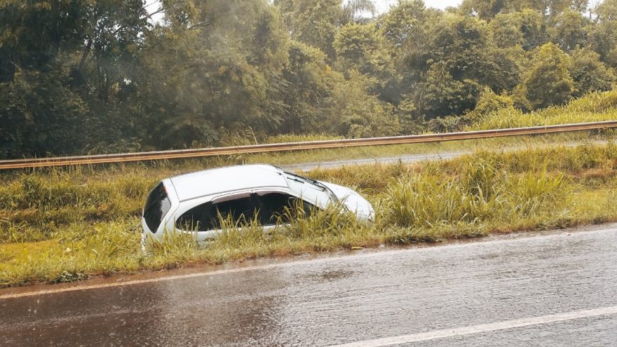 Scenic sai da pista em acidente na BR-163, em Cascavel