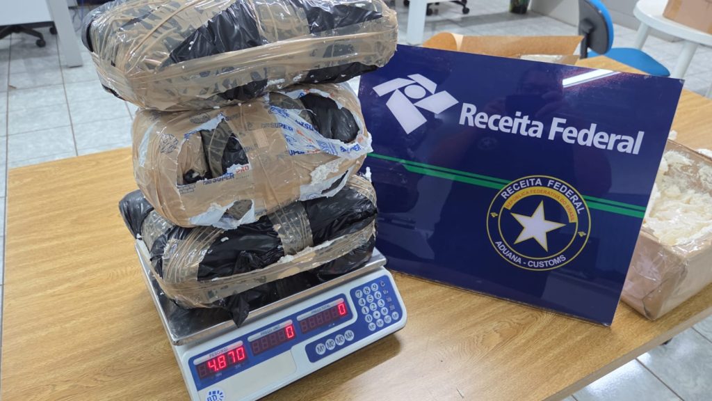 Receita Federal apreende 4,8 kg de droga em forma de capulho durante fiscalização em Cascavel Receita Federal apreende 4,8 kg de droga em forma de capulho durante fiscalização em Cascavel