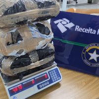 Receita Federal apreende 4,8 kg de droga em forma de capulho durante fiscalização em Cascavel Imagem referente a Receita Federal apreende 4,8 kg de droga em forma de capulho durante fiscalização em Cascavel