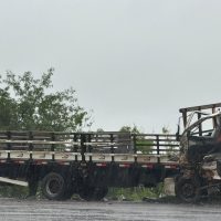 Motorista fica preso às ferragens em acidente na rodovia BR-369 Imagem referente a Motorista fica preso às ferragens em acidente na rodovia BR-369