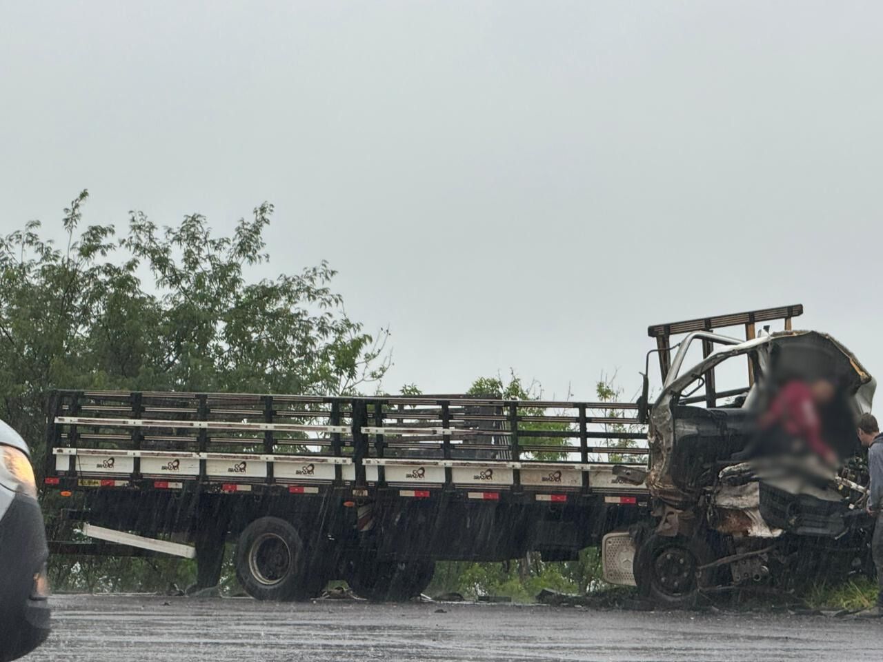 Motorista fica preso às ferragens em acidente na rodovia BR-369 Imagem referente a Motorista fica preso às ferragens em acidente na rodovia BR-369