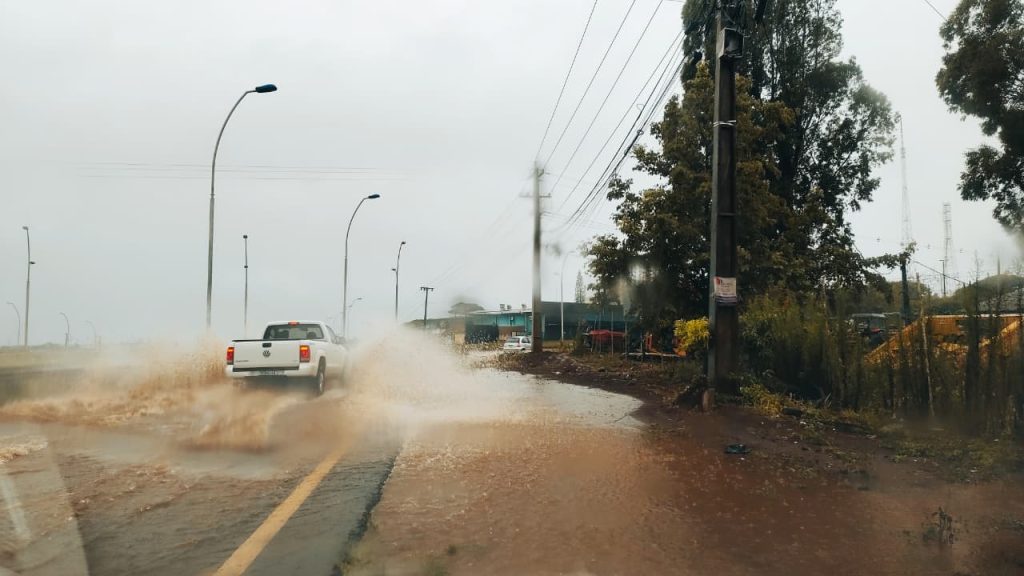 Acesso da PRc-467 alaga e vira desafio para motoristas em Cascavel Acesso da PRc-467 alaga e vira desafio para motoristas em Cascavel