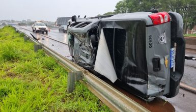 Viatura que capotou na BR-369 é da Polícia Penal e estava com 4 ocupantes Imagem referente a Viatura que capotou na BR-369 é da Polícia Penal e estava com 4 ocupantes
