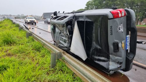 Viatura que capotou na BR-369 é da Polícia Penal e estava com 4 ocupantes Imagem referente a Viatura que capotou na BR-369 é da Polícia Penal e estava com 4 ocupantes