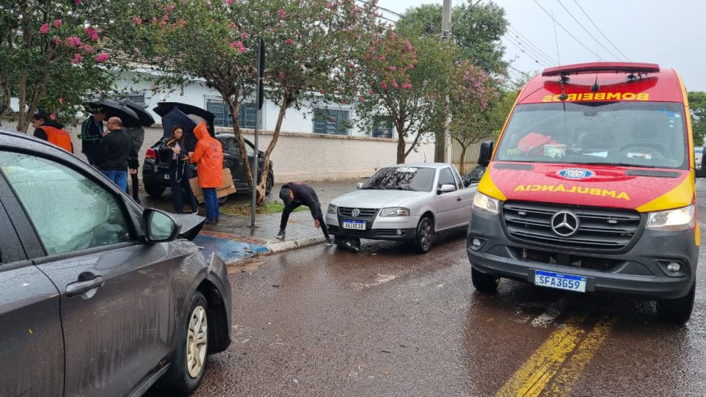 Forte colisão entre Argo e Ônix deixa duas mulheres feridas no bairro Pacaembu