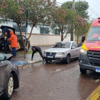 Forte colisão entre Argo e Ônix deixa duas mulheres feridas no bairro Pacaembu Imagem referente a Forte colisão entre Argo e Ônix deixa duas mulheres feridas no bairro Pacaembu