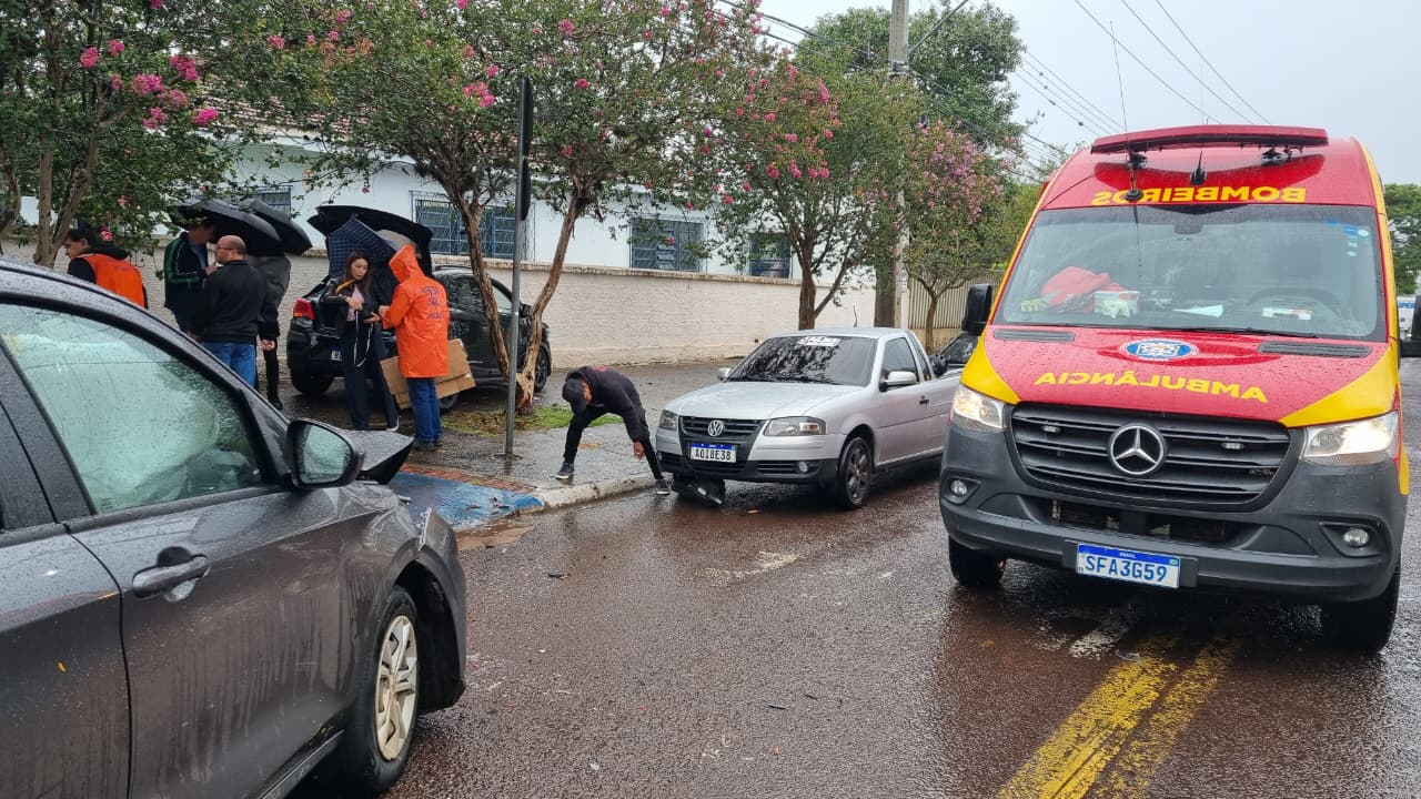Forte colisão entre Argo e Ônix deixa duas mulheres feridas no bairro Pacaembu Forte colisão entre Argo e Ônix deixa duas mulheres feridas no bairro Pacaembu