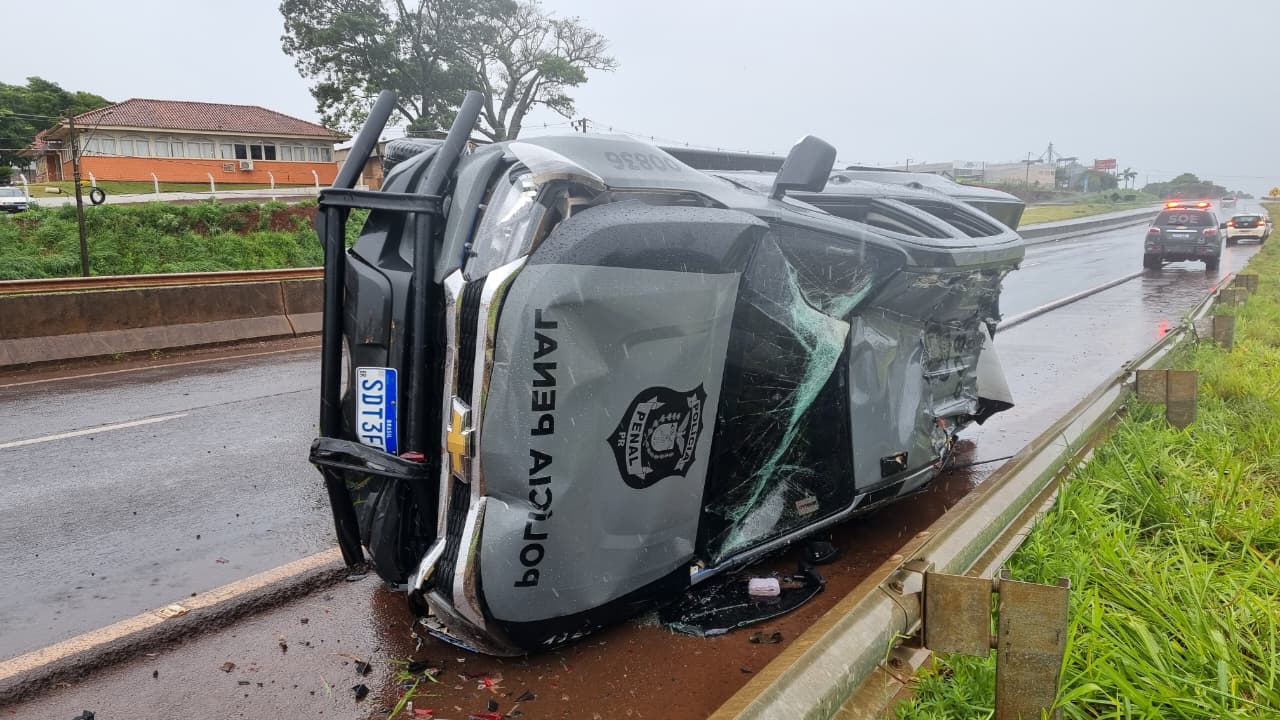 Viatura que capotou na BR-369 não estava fazendo transporte de detentos no momento do acidente Viatura que capotou na BR-369 não estava fazendo transporte de detentos no momento do acidente