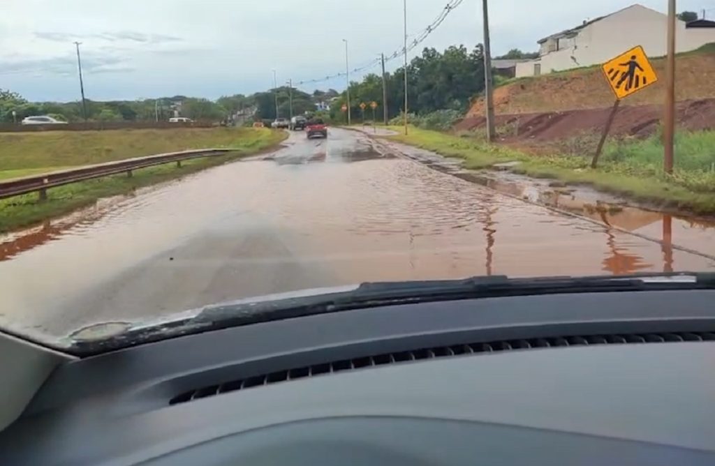 “Vira uma desgraça e não tem providência”, reclama morador sobre alagamento no acesso ao Veneza