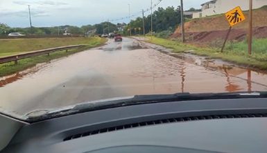 Imagem referente a “Vira uma desgraça e não tem providência”, reclama morador sobre alagamento no acesso ao Veneza