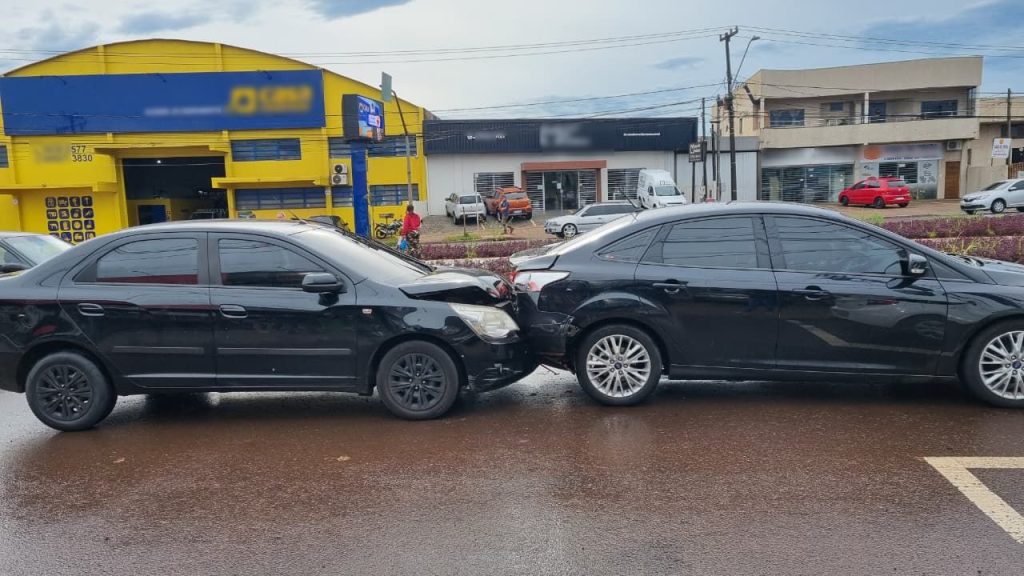 Ônibus para na pista sem combustível e provoca colisão traseira na Carlos Gomes
