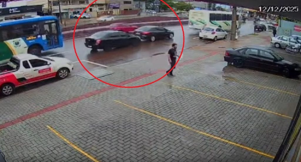 Imagens flagram colisão traseira entre Focus e Cobalt na Carlos Gomes