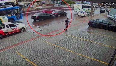 Imagem referente a Imagens flagram colisão traseira entre Focus e Cobalt na Carlos Gomes