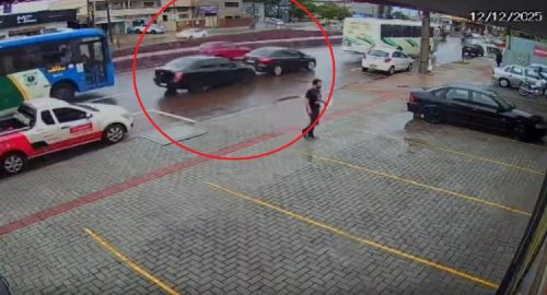 Imagens flagram colisão traseira entre Focus e Cobalt na Carlos Gomes Imagens flagram colisão traseira entre Focus e Cobalt na Carlos Gomes