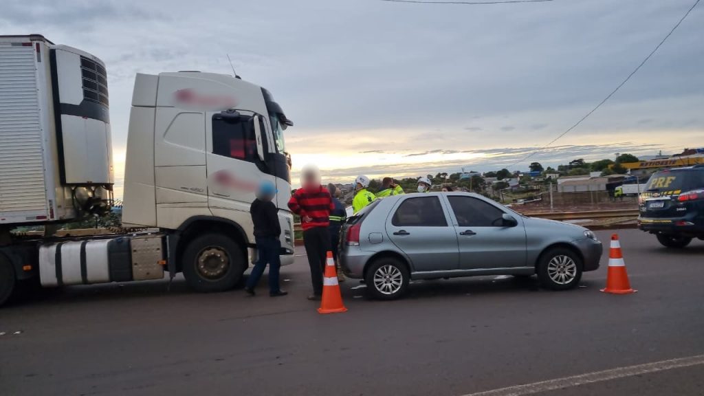 Palio e carreta se envolvem em acidente no Trevo Cataratas, em Cascavel Palio e carreta se envolvem em acidente no Trevo Cataratas, em Cascavel