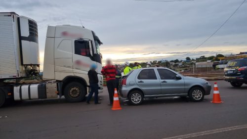 Palio e carreta se envolvem em acidente no Trevo Cataratas, em Cascavel Palio e carreta se envolvem em acidente no Trevo Cataratas, em Cascavel