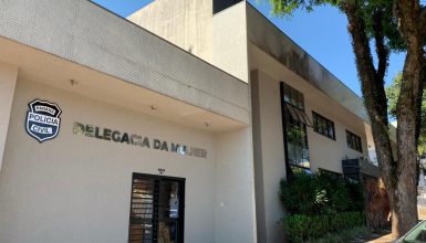 Delegacia da Mulher cumpre mandado e prende homem de 27 anos por violência doméstica em Cascavel Imagem referente a Delegacia da Mulher cumpre mandado e prende homem de 27 anos por violência doméstica em Cascavel