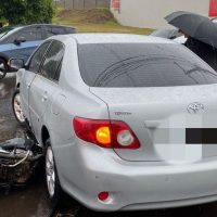 Moto vai parar embaixo de carro e piloto fica ferido na Avenida Paraná Imagem referente a Moto vai parar embaixo de carro e piloto fica ferido na Avenida Paraná
