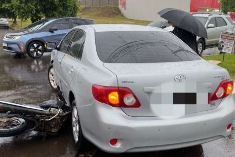Moto vai parar embaixo de carro e piloto fica ferido na Avenida Paraná Moto vai parar embaixo de carro e piloto fica ferido na Avenida Paraná