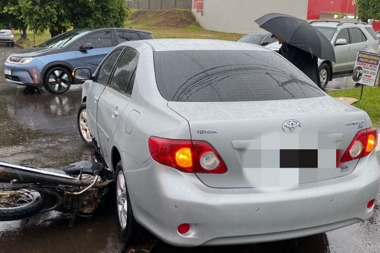 Moto vai parar embaixo de carro e piloto fica ferido na Avenida Paraná