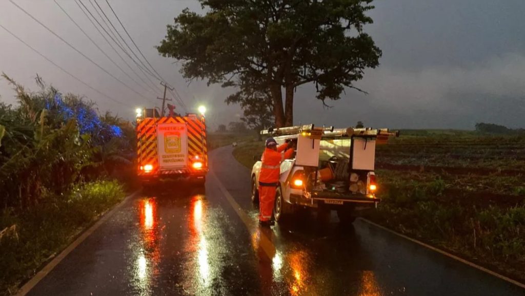Bombeiros socorrem motorista após queda de postes em Apucarana Bombeiros socorrem motorista após queda de postes em Apucarana