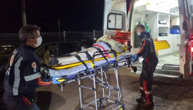 Idoso é socorrido após bater a cabeça em trailer de lanches no Jardim Colonial Imagem referente a Idoso é socorrido após bater a cabeça em trailer de lanches no Jardim Colonial