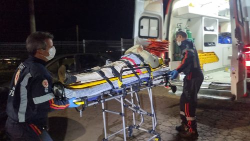 Idoso é socorrido após bater a cabeça em trailer de lanches no Jardim Colonial Idoso é socorrido após bater a cabeça em trailer de lanches no Jardim Colonial