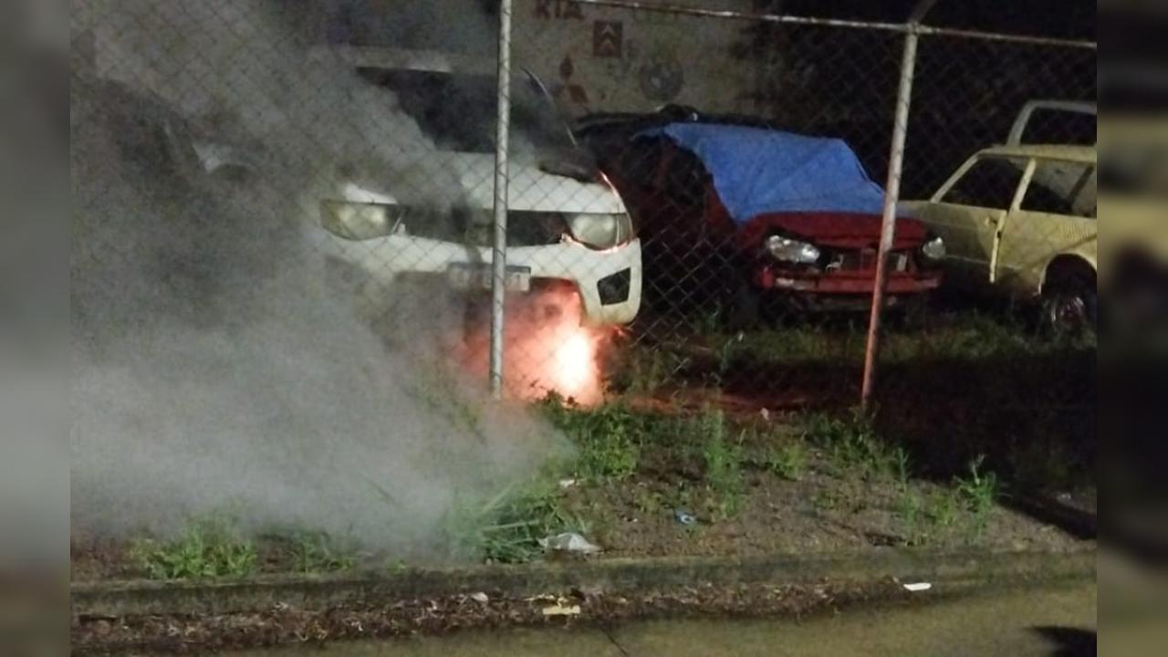 Triton pega fogo após pane eletrônica em pátio de empresa no Pacaembu