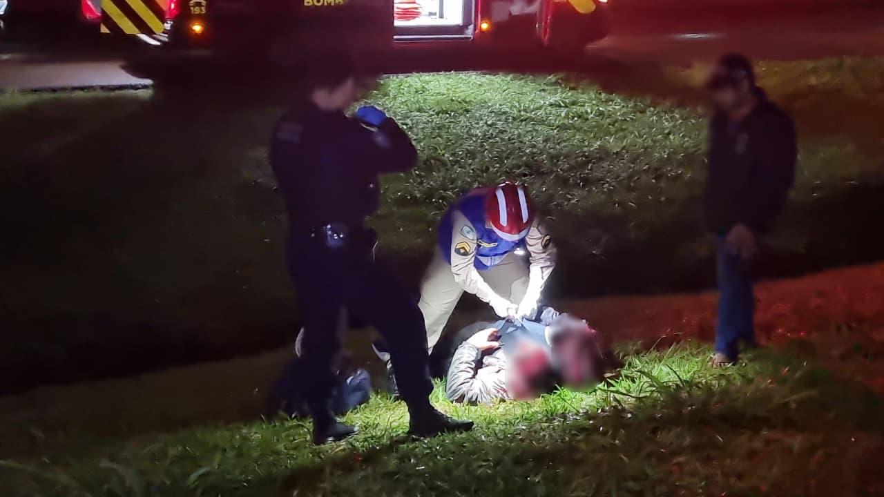 Ciclista fica gravemente ferido após colisão com carro na marginal da BR-467 em Cascavel